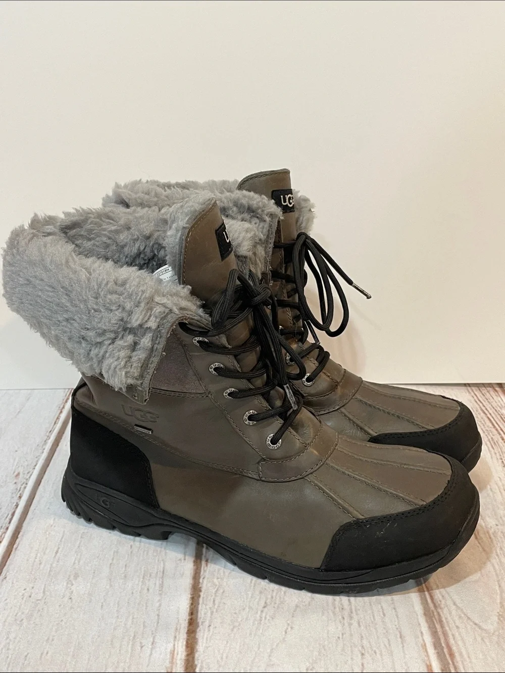 UGG Butte Boots Mens 11.5 Olive Gray Lace-Up Fold Over Shearling Vibram Sole